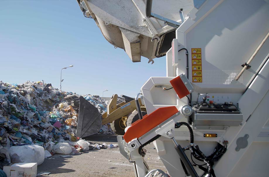 odpady komunalne są przesiewane i sortowane