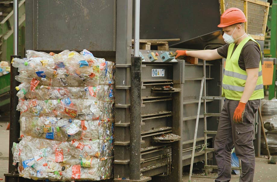 Surowce wtórne pochodzące ze zbiórki selektywnej oraz wysortowane ze zmieszanych odpadów komunalnych są segregowane, belowane i przekazywane recyklerom do ponownego wykorzystania.
