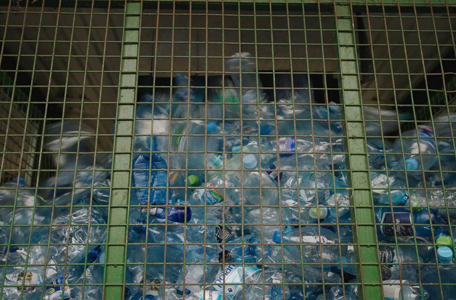 Surowce wtórne pochodzące ze zbiórki selektywnej oraz wysortowane ze zmieszanych odpadów komunalnych są segregowane, belowane i przekazywane recyklerom do ponownego wykorzystania.